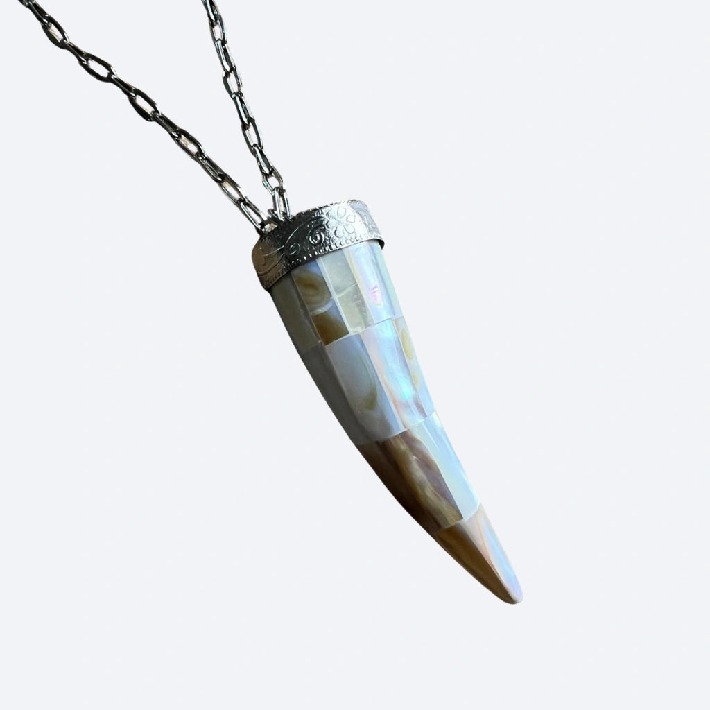 Women’s Silver Necklace Set – Elegant Lightweight Jewelry with Mother-of-Pearl Horn Pendants for Everyday, Resort, and Evening Looks